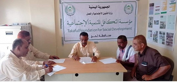 اجتماع دوري يستعرض جدول أعمال مؤسسة التكافل للتنمية الاجتماعية محافظة لحج اعلام المؤسسة عقدت مؤسسة التكافل للتنمية الاجتماعية محافظة لحج اليوم السبت في مقرها اجتماعها الدوري للربع الاول من العام 2024 برئاسة الشيخ عبدالمحبوب الشعبي رئيس مؤسسة التكافل للتنمية الاجتماعية محافظة لحج  حيث افتتح الاجتماع بكلمة ترحيبية من الشيخ عبد المحبوب الشعبي بأعضاء المؤسسة مثمنا الجهود المبذولة من قبل اعضاء المؤسسة ومشيدا بالدور الهام الذي قامت به عدد من الجهات الداعمه إلى جانب المؤسسة للقيام بأعمالها الإنسانية والخيرية واستعرض الاجتماع المواضيع المُدرجة في جدول الأعمال وأنشطة وبرامج المؤسسة وعدداً من المشاريع والمبادرات التي أُنجزت خلال الفترة السابقة  حيث تم التركز على عدد من المحاور الرئيسية، ومن أهمها قراءة تقرير ما تم إنجازه في المؤسسة خلال الفترة الماضية في الربع الأول من العام 2024م من مشاريع خدمية ومساعدات إنسانية والتي استفادت منها الأسر الفقيرة و المحتاجة  ووقف الاجتماع على خطة المؤسسة ومشاريعها وبرامجها خلال الربع الثاني للعام الحالي 2024 ومناقشتها وإقرار عدد من البرامج والمشاريع حسب إمكانياتها المتاحة كما تناول الاجتماع عددا من المحاور الهامة والتي تدعم عمل المؤسسة وتعينها على القيام بواجباتها الإنسانية الخيرية.ومنها متابعة المنظمات والجهات الداعمة للبحث عن تمويل وتفعيل دور الشراكة مع المؤسسة هذا وقد أوصى الاجتماع بإعداد دراسة متكاملة لبرامجها القادمة و مبادراتها الإنسانيةو التوعوية وأنشطتها الميدانية